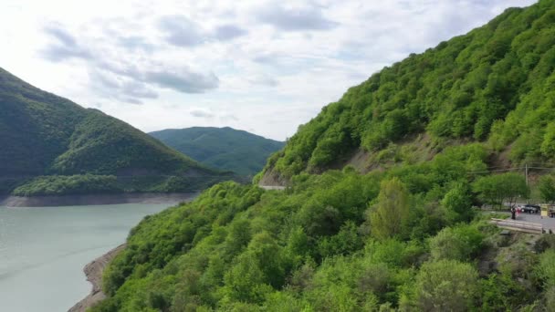 森に覆われた山々 山の近くの湖 航空写真 — ストック動画