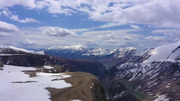 Luchtfoto Kaukasus Gebergte Bergen Bedekt Met Sneeuw — Stockvideo