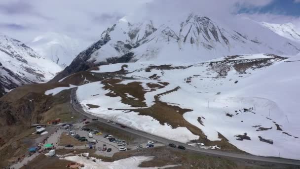 Pista Entre Las Montañas Nevadas Vídeo Filmado Por Drone — Vídeos de Stock