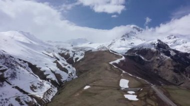 Havadan görünüm. Kazbek Dağı - Gürcistan'ın en popüler zirvesi. Yükseklik 5033 m.