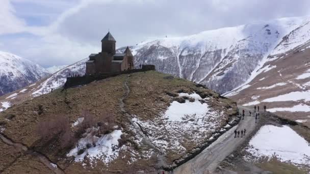 Gergeti Trinity Kilisesi Kutsal Teslis Tapınağı Olarak Bilinir Havadan Görünüm — Stok video