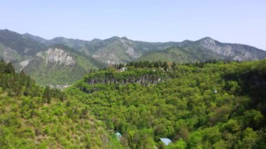 Borjomi Georgia. Gürcistan'ın dağlık ilinde bulunan Borjomi şehrinin havadan görünümü. Ormanlarla kaplı dağların arasındaki vadideki şehir.