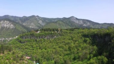 Büyümüş dağlar. Bir kuşbakışı çekilen video. Ekoloji Gürcistan