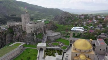 Akhaltsikhe, Gürcistan'daki Rabat kalesinin güzel havadan görünümü. Ayrıca dağın ufkunda görülebilir.