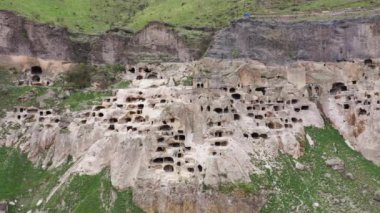Mağara kenti Vardzia Havadan görünümü. Vardzia Güney Gürcistan'da bir mağara manastır sitesi