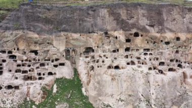 Mağara kenti Vardzia'nın havadan görünümü. Vardzia Güney Gürcistan'da bir mağara manastır sitesi