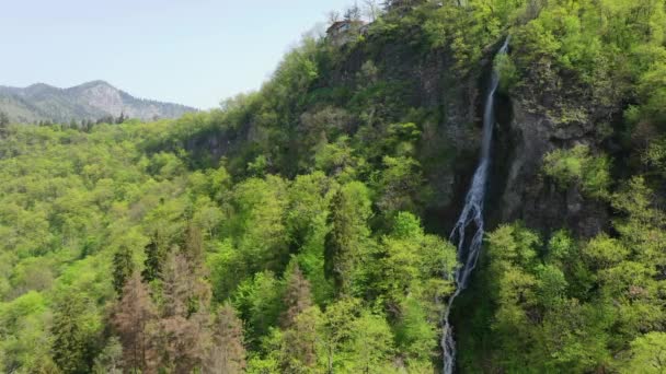 Vue aérienne de la cascade. La cascade est située sur un flanc de montagne recouvert de forêts .