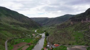 Dağların arasında akan Kura Nehri'nin havadan görünümü. Gürcistan.
