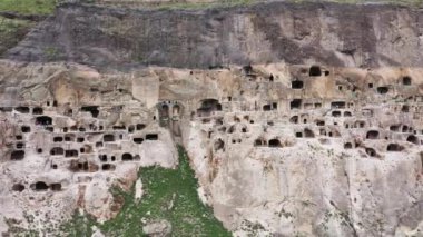 Vardzia, Gürcistan'ın güneyinde yer alan bir mağara manastırıdır. Mağara kenti Vardzia havadan görünümü