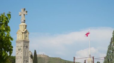 Tiflis Kutsal Teslis Katedrali topraklarında Gürcistan Bayrağı