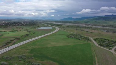 Yeşil alanlar arasında otoyol