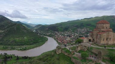 Havadan görünüm. Jvari - Gürcü manastırı ve tapınağı