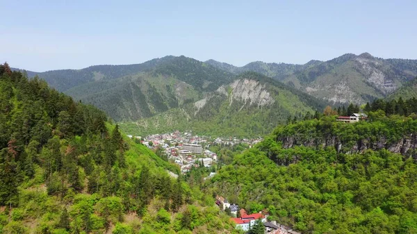 Borjomi şehrinin havadan görünümü