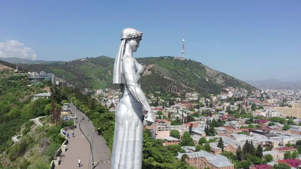 Vista aérea. Mãe - Geórgia - um monumento na capital da Geórgia Fotos De Bancos De Imagens Sem Royalties