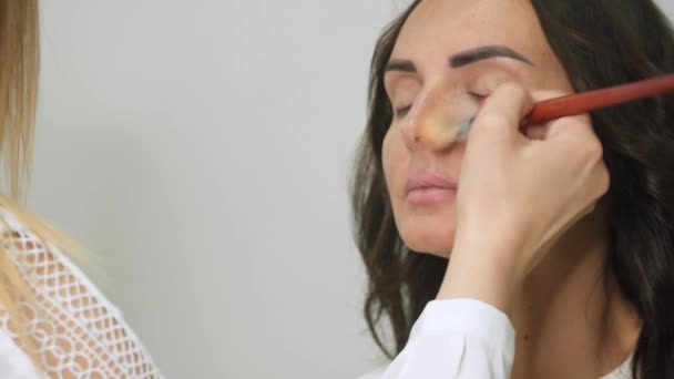 化妆师用刷子做化妆的女孩的脸 — 图库视频影像