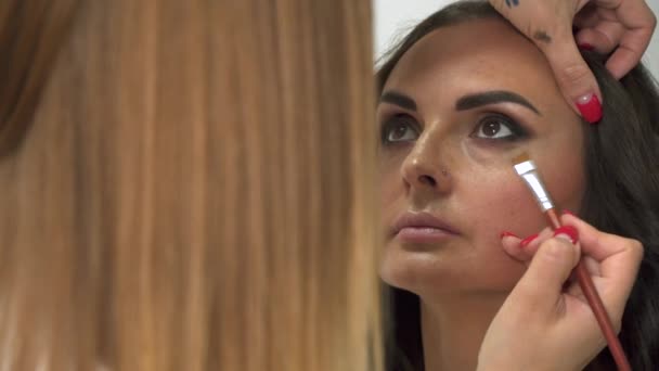 Makijaż Artysta Stosuje Cienie Twarzy Kobiety Pędzlem — Wideo stockowe