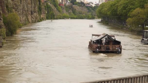 Tiflis Georgia Mayo 2019 Barcos Río Kura Cerca Del Templo — Vídeos de Stock