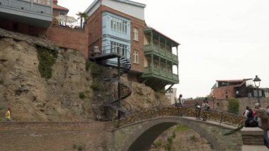 Tiflis, Gürcistan - 2 Mayıs 2019: Tiflis'te kaya ve spiral merdiven üzerinde evler