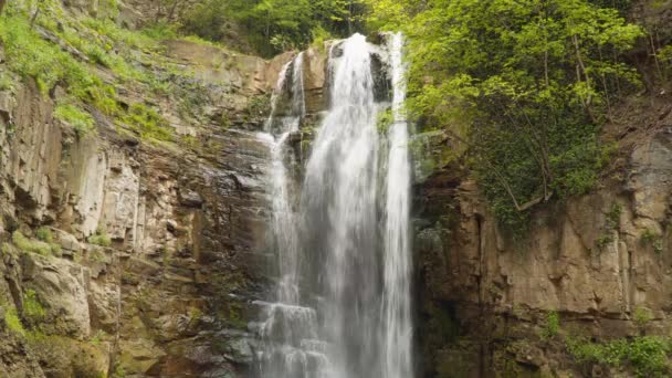 Blick Auf Den Schönen Wasserfall Zwischen Den Felsen — Stockvideo