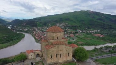 Jvari manastır tapınağı. Tapınağı, Kura ve Aragvi nehirlerinin, dağlarının birleştiği yer. Havadan görünüm. Mtskheta Gürcistan
