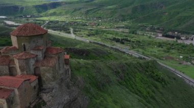 Jvari manastır tapınağı. Tapınağı, otoyolu ve dağları görebilirsiniz. Havadan görünüm. Mtskheta Gürcistan