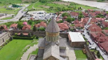 Havadan görünüm. Svetitskhoveli Katedrali, Gürcistan Kilisesi'nin bir katedralidir. Bu Mtskheta kasabasında yer almaktadır, Gürcistan.