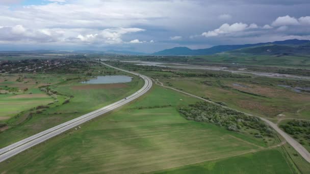 Carreteras Valle Montañas Las Nubes Vista Aérea — Vídeo de stock