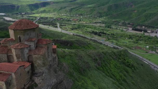 Monastieke Tempel Van Jvari Tempel Snelweg Bergen Zien Luchtfoto Mtscheta — Stockvideo