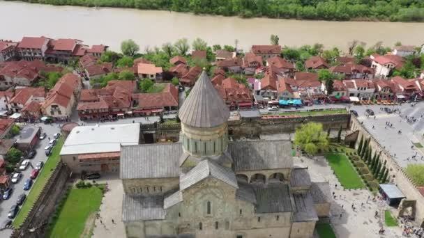 スヴェティツコヴェリ大聖堂の航空写真 ジョージア州ムツケタ市に位置 — ストック動画
