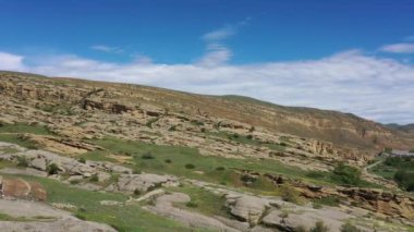 Gürcistan'da mağara kenti Uplistsikhe yakınlarında kumtaşı kaya oluşumları. Havadan görünüm.