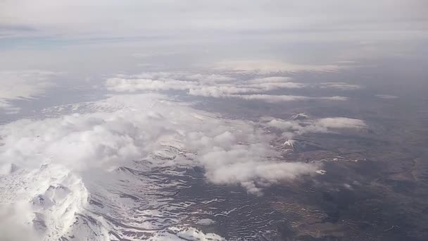 从飞机港口看云和白雪覆盖的山脉 — 图库视频影像