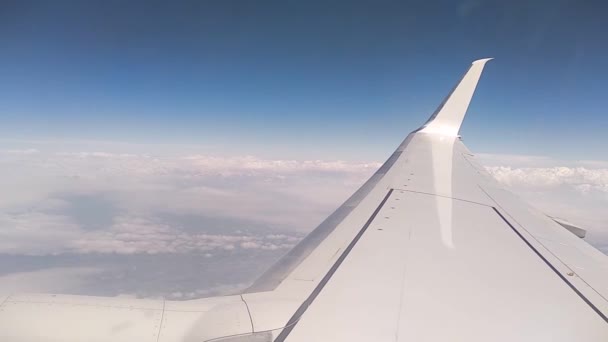 飛行中の飛行機の翼の振動 ポートホールからの眺め — ストック動画