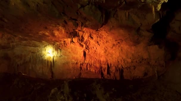 Untergrundwelt Karsthöhle Stalaktiten Und Stalagmiten — Stockvideo