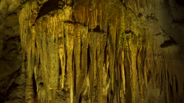 Karstgrottan Stalaktiter Och Stalagmiter — Stockvideo