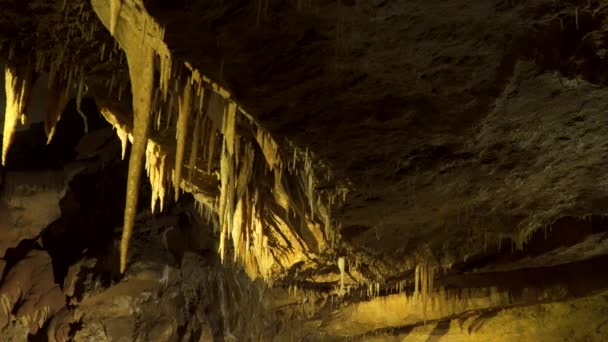 Karstgrottan Stalaktiterna Och Stalagmiter Underground World — Stockvideo