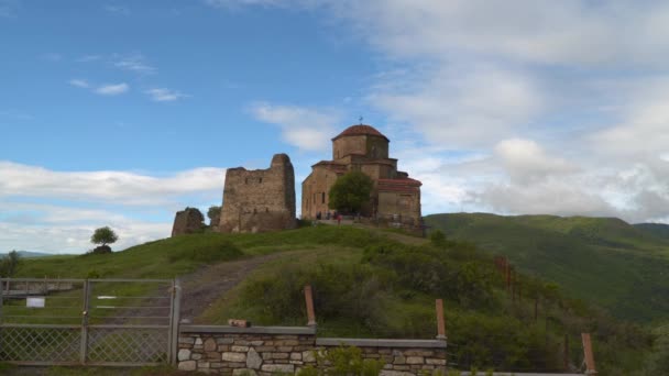 Jvari Georgiskt Kloster Och Tempel Beläget Toppen Ett Berg Vid — Stockvideo