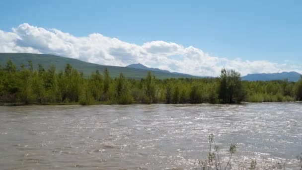 Der Kura Fluss Auf Dem Hintergrund Der Berge Der Nähe — Stockvideo
