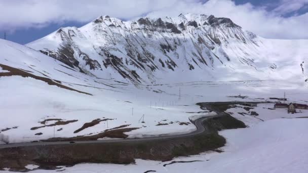 Snelweg Tussen Besneeuwde Bergen Van Kaukasus Luchtfoto — Stockvideo