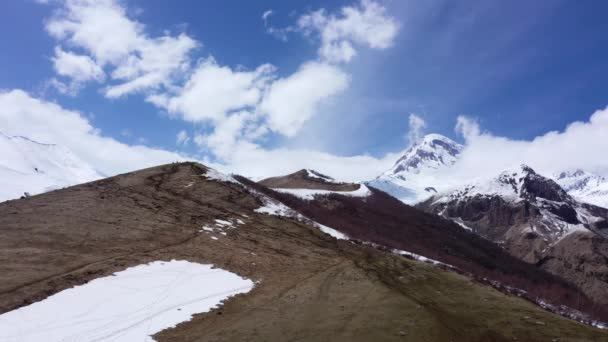 航空写真 カズベク山は ジョージアのカズベギ地区の国境に位置するコーカサスの主要な山の一つです — ストック動画