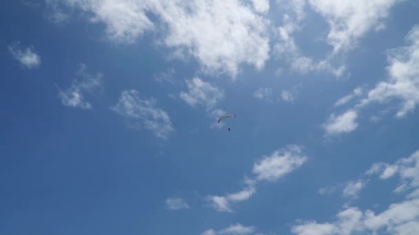 Bulutlar Ile Gökyüzü Arka Plan Üzerinde Yamaç Paraşütü — Stok video