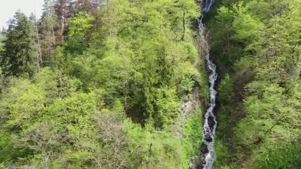 vue aérienne d'une cascade dans les montagnes.