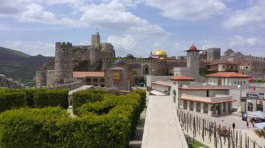 Akhaltsikhe, Gürcistan - 7 Mayıs 2019: Rabati Kalesi, Gürcistan'ın Akhaltsikhe kentinde bir kaledir. Havadan görünüm