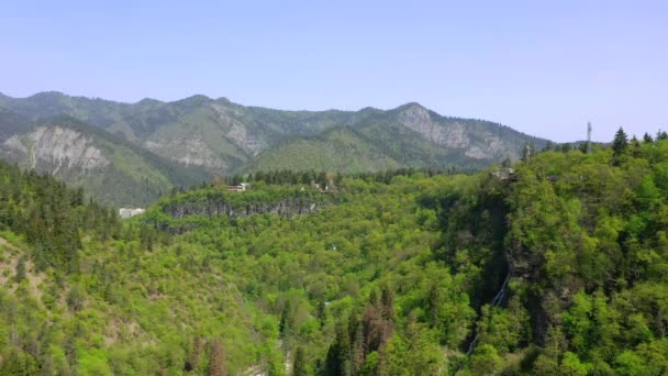 Vista Aérea Das Montanhas Cobertas Floresta Cachoeira Perto Cidade Borjomi — Vídeo de Stock