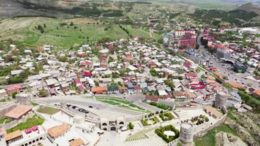 Akhaltsikhe şehrinin havadan görünümü, Gürcistan. Akhaltsikhe, Gürcistan'ın güneybatı bölgesinde küçük bir şehirdir..