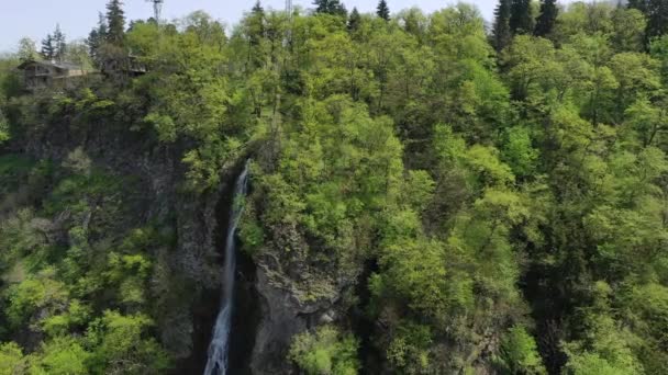 Ormanın Ortasındaki Şelale Drone Tarafından Vuruldu Dağın Tepesinde Binaları Görebilirsiniz — Stok video