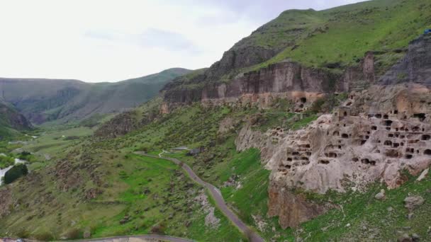Kura Nehri Kıyısında Mağara Şehri Manastır Vardzia Gürcistan Havadan Görünüm — Stok video