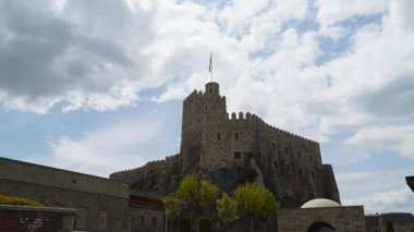 Rabat Akhaltsiha Kalesi-Güney Gürcistan 'da bir kale. Bulutlarla gökyüzüne karşı.
