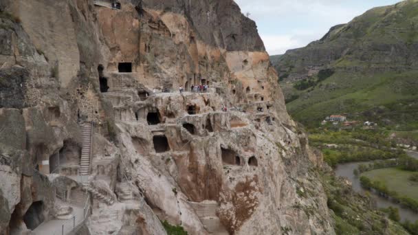 Ciudad Cueva Vardzia Tallada Las Rocas 1300 Metros Sobre Nivel — Vídeos de Stock