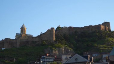 Narikala, Eski Şehir parçaları aşağıda görüldü. Tiflis, Gürcistan