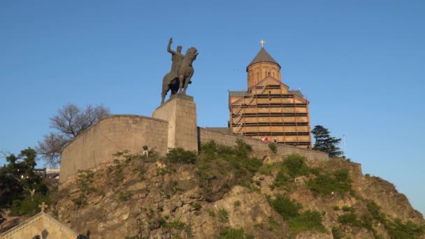 第比利斯 格鲁吉亚 2019年5月8日 梅特基教堂和瓦赫坦 戈尔加萨利国王的马术雕像 — 图库视频影像